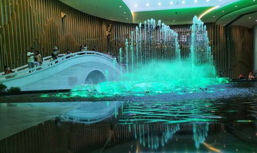 北京中关村的融科大厦室内音乐喷泉水