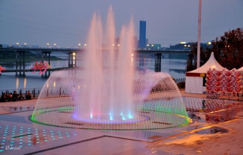 乐山滟澜洲广场旱地音乐喷泉